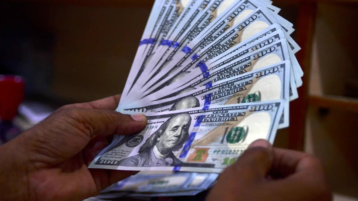 الدولار يصعد وترقب لحزمة رسوم ترامب الجمركية الجديدة