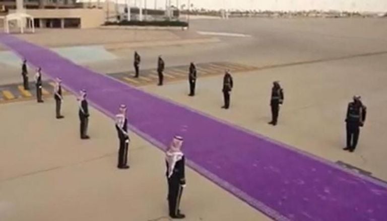 البنفسجي بدل الأحمر.. سر اللون الذي يستقبل رؤساء العالم بالسعودية