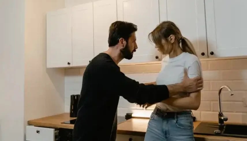 إما خدمة والده أو الزواج بأخرى.. شابة تلجأ للمحكمة بعد تهديد زوجها