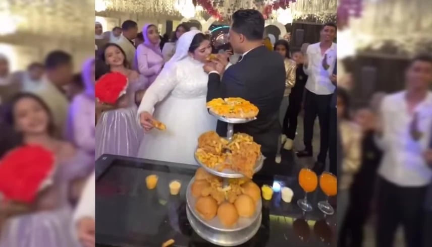 دجاج مقلي بدل الكاتو.. زفاف يثير ضجة على مواقع التواصل (فيديو)
