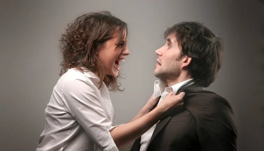 رجل يقاضي زوجته بعد تعرضه للإهانة والضرب