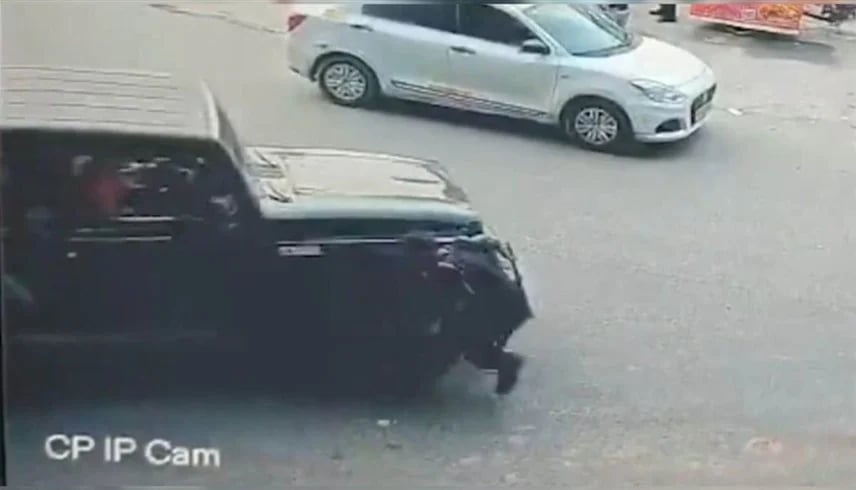 فيديو.. سائق يدهس حارس أمن لسبب غير متوقع!
