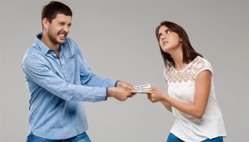 يطلب ثمن الحليب ويهددها بالكهرباء.. بخل الزوج ينهي زواج 10 سنوات!