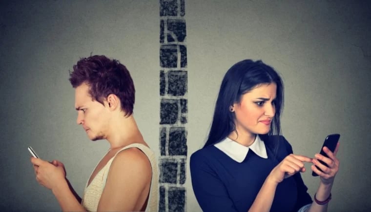 الذكاء الاصطناعي ينهي زواج 12 عاماً.. وخبراء يحذرون من ظاهرة مقلقة