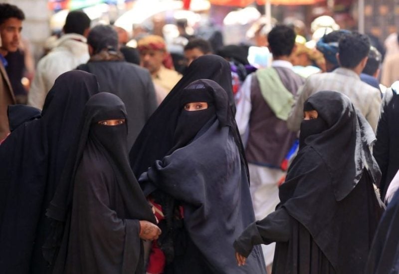 يمنيات يتظاهرن في عدن تنديدا بتدهور الأوضاع الاقتصادية وانقطاع الكهرباء
