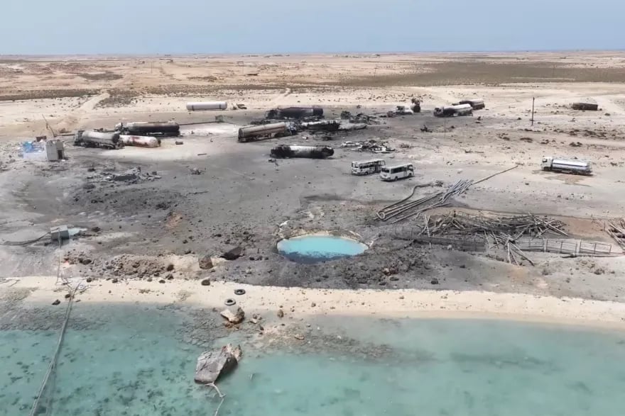 بحارة عالقون قبالة ميناء يمني يتطلعون للمغادرة بعد هدنة مع الحوثي