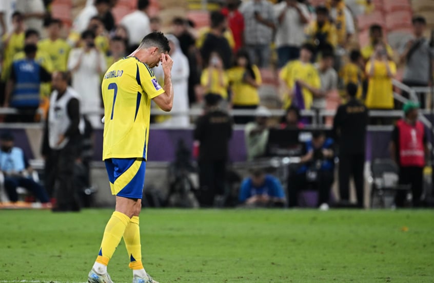 يخاطب نفسه ويقوم بحركات غريبة.. مشهد مؤثر لرونالدو بعد خروج النصر السعودي من دوري أبطال آسيا (فيديو)