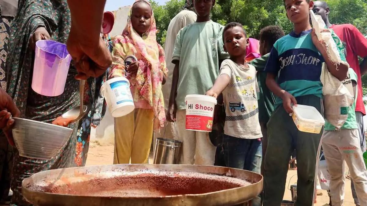 في "قلب المجاعة".. حكومة بورتسودان تضيّق الخناق على المنظمات الإغاثية