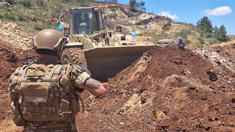 بالصور: الجيش يزيل سواتر ترابية أقامها الجيش الإسرائيلي في خراج بلدة العديسة