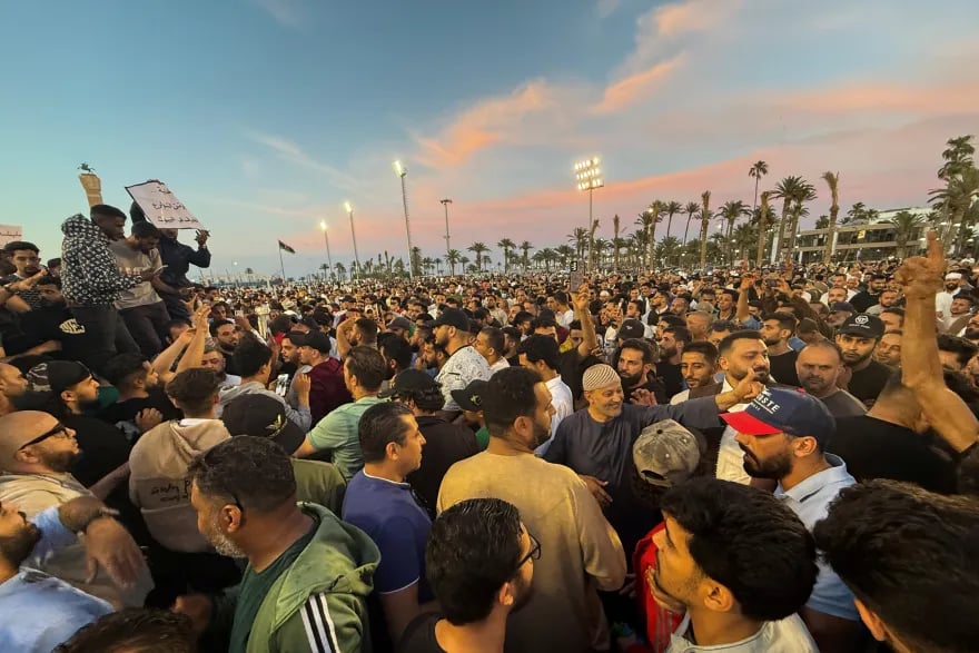 متظاهرون ليبيون يطالبون باستقالة رئيس الحكومة