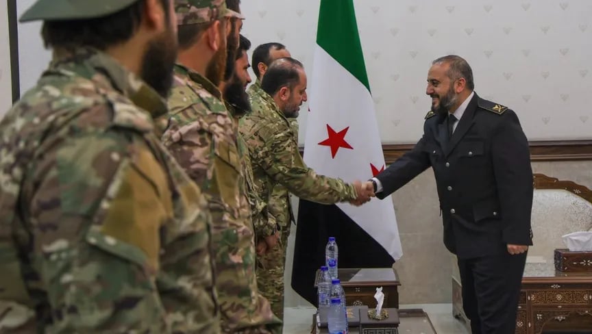 وزير الدفاع السوري: مهلة الدمج بالجيش لا تشمل الفصائل المسلحة في شمال شرق البلاد