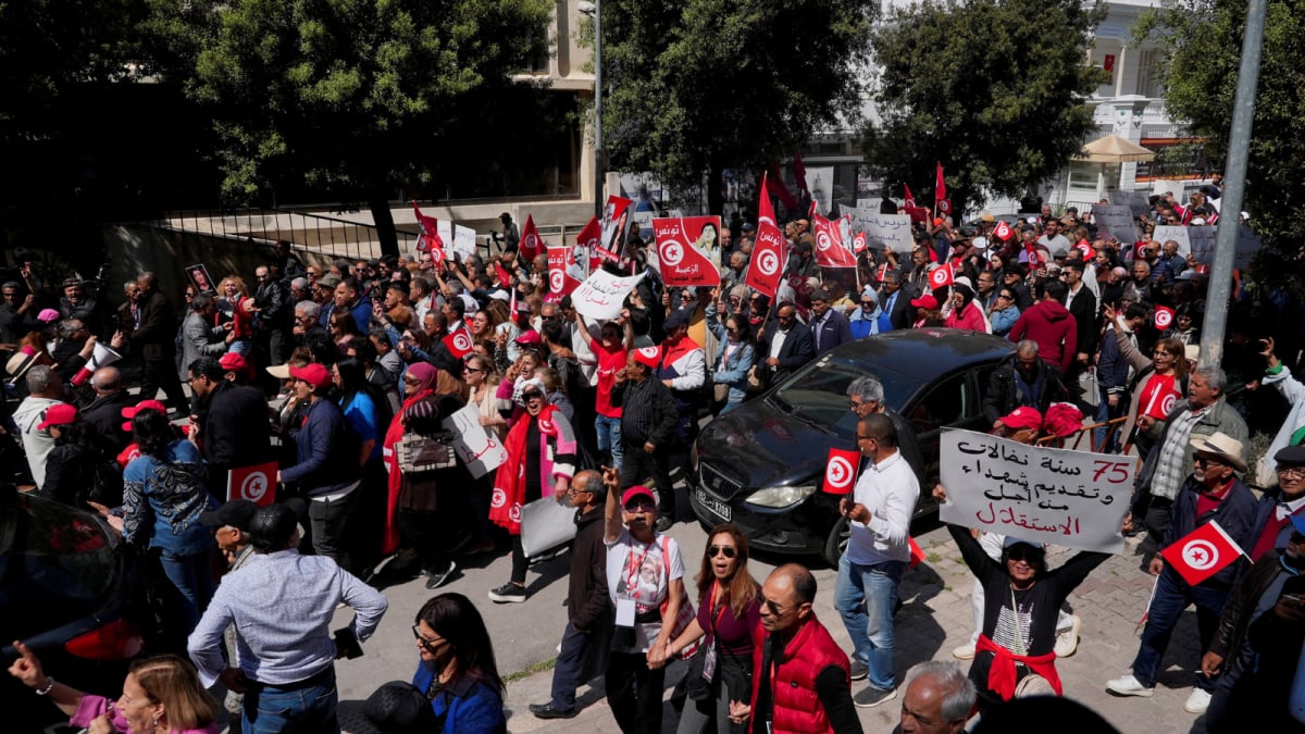 من العاصمة إلى الشمال.. نقل معارضين تونسيين إلى سجون بعيدة