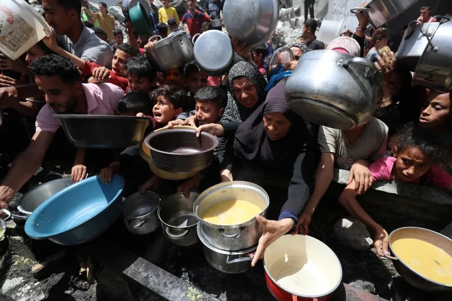 آلاف الفلسطينيين يقتحمون مراكز توزيع المساعدات في غزة