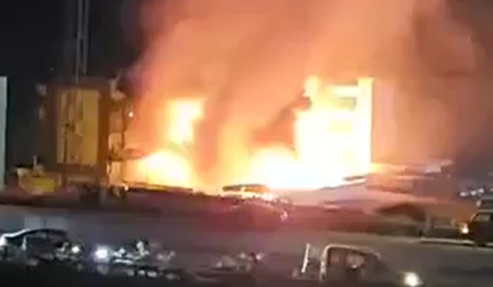 حريق كبير إندلع ليلاً في منتجع سياحي على طريق البحصاص - طرابلس