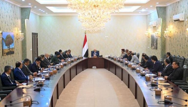 أول اجتماع مع حكومة "بن بريك".. تأكيدات رئاسية على "معركة الخلاص" من الحوثي