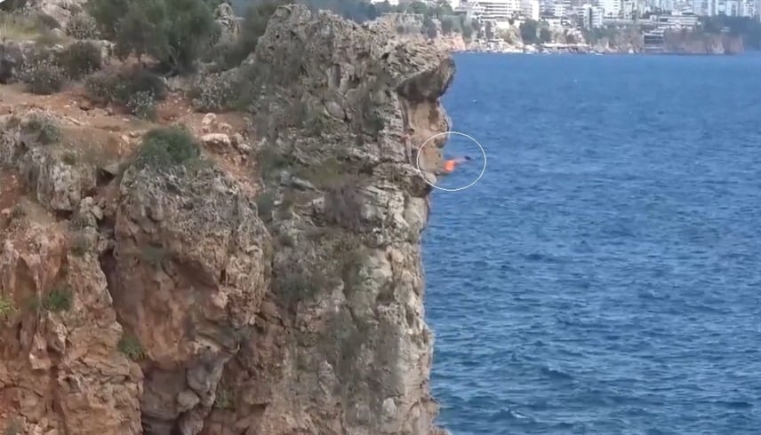 نهاية مأساوية لشاب سوري بعد قفزة استعراضية خطيرة في البحر