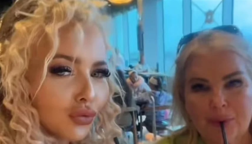 فيديو.. اعتقال مؤثرة وأمها على متن طائرة وبختا طاقم الطائرة وطالبتا بوقف الرحلة!