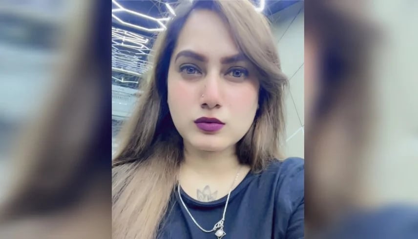 رائحة الجثة كشفتها.. وفاة غامضة لمؤثرة في سيارتها