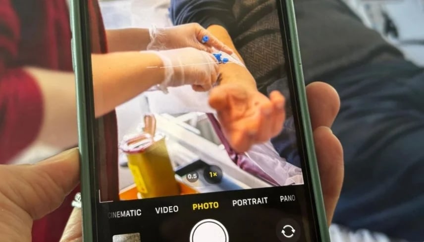 "تيك توك" يُربك الطواقم الطبية.. هل تحوّلت المستشفيات إلى استوديوهات تصوير؟