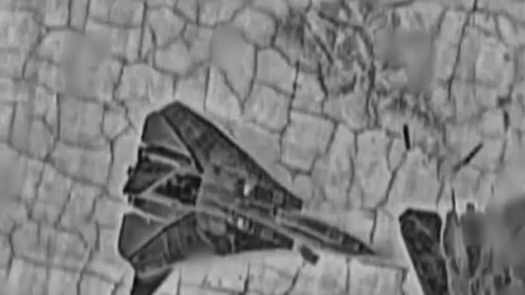 الجيش الإسرائيلي يعلن تدمير مقاتلتين F-14 إيرانيتين في مطار طهران