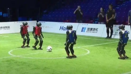 روبوتات شبيهة بالبشر تخوض مباراة كرة قدم في بطولة "Robo League" ببكين