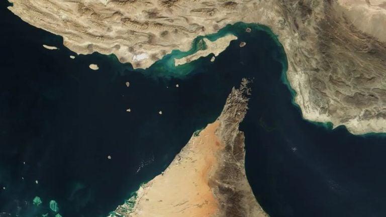احتدام الصراع بين إيران وإسرائيل يدفع شركات الشحن لتجنب مضيق هرمز