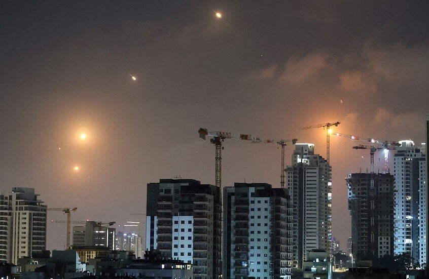 إيران تشن الآن هجوما صاروخيا على إسرائيل