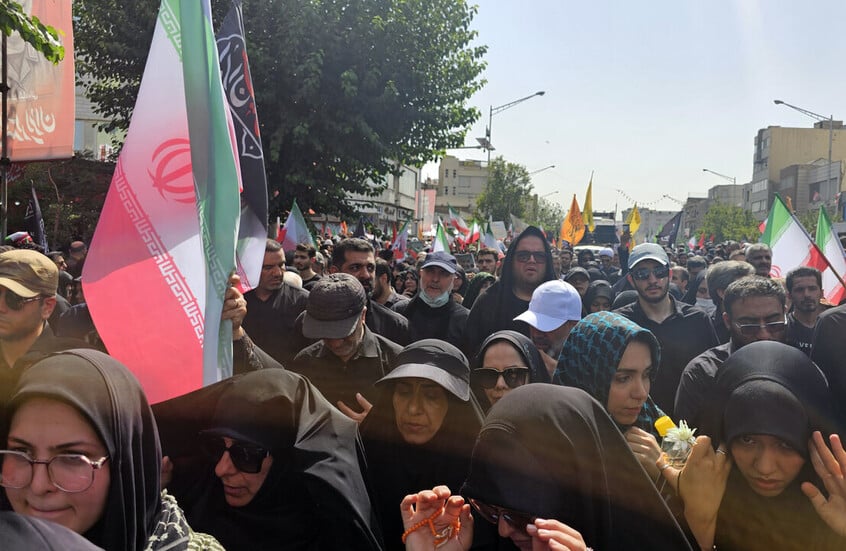 الإيرانيون يودعون قائد قوة الجوفضاء بالحرس الثوري الذي قتل بالهجوم الإسرائيلي