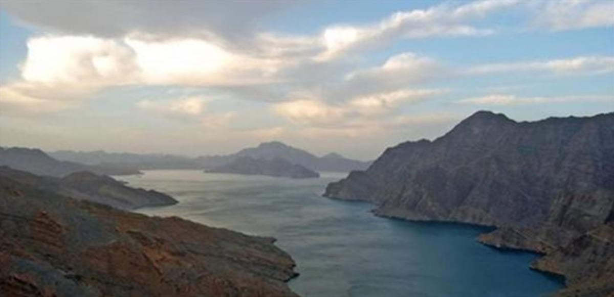 ملاحة متوترة قرب مضيق هرمز.. سفن تجارية تلتف حول المياه الإيرانية
