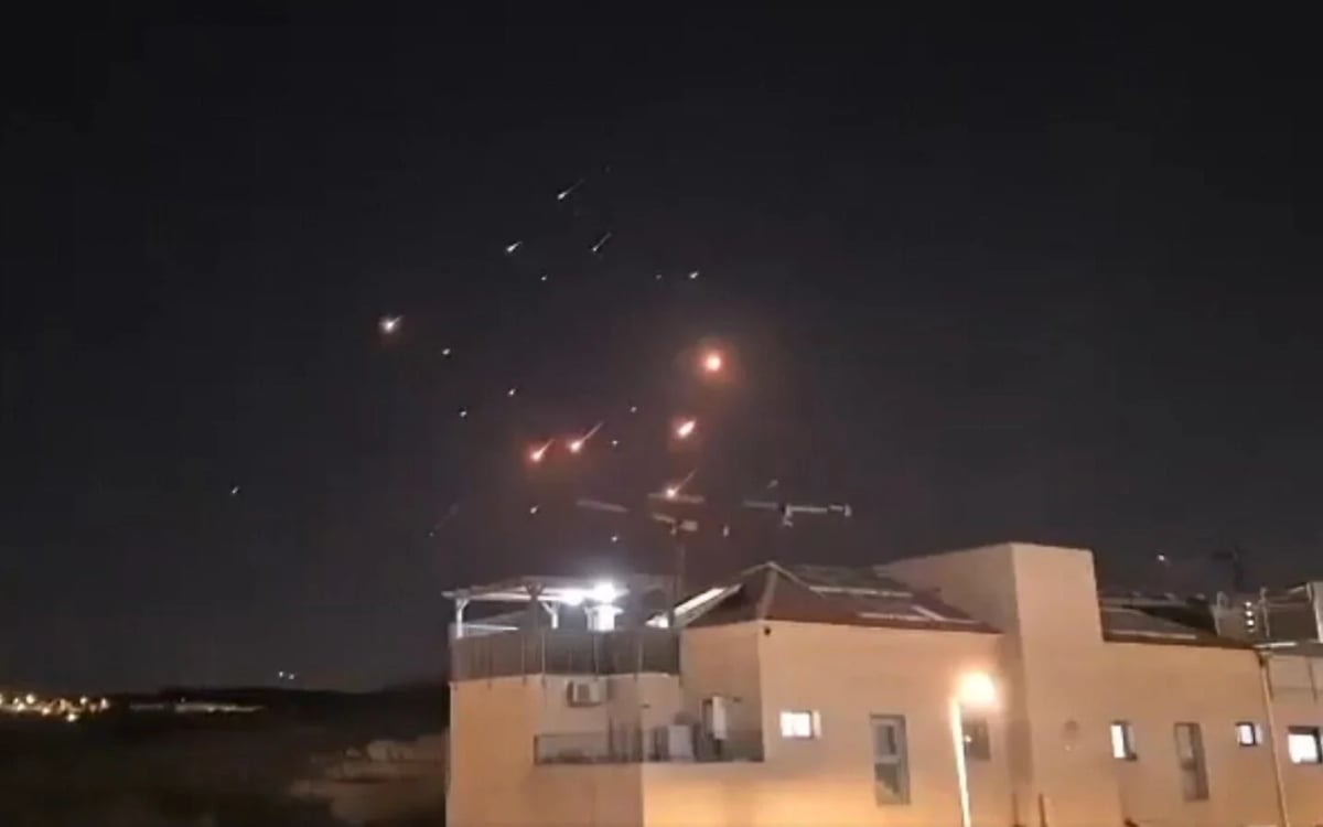 ادرعي: إسرائيل تقصف أهدافاً عسكرية في طهران بالتزامن مع اعتراض الصواريخ التي أطلقت من ايران (فيديو)