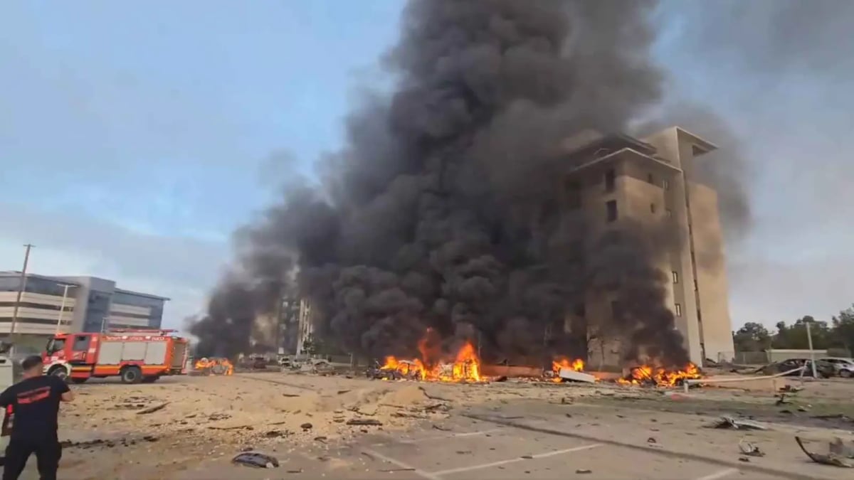 صاروخ إيراني يسقط في ساحة مقر مايكروسوفت في بئر السبع بإسرائيل (فيديو)