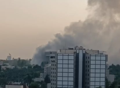 أثناء بث مباشر.. التلفزيون الإيراني يتعرض لهجوم إسرائيلي (فيديو)