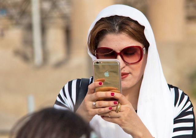 إيران تدعو مواطنيها لتقليل استخدام الأجهزة الذكية