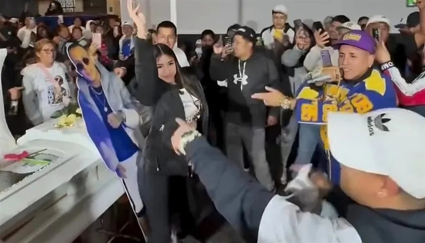 جنازة غريبة.. أرملة تودع زوجها برقصة "تويرك" وتثير الجدل (فيديو)