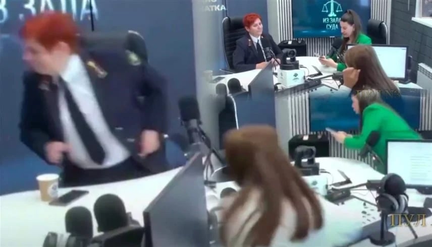 زلزال روسيا يضرب استوديو على الهواء.. ورد فعل المذيعة يثير تفاعلاً
