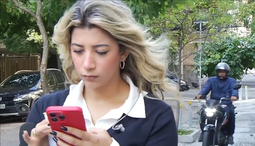 لقطة صادمة.. لص يباغت مذيعة ويسرق هاتفها قبل ظهورها على الهواء بدقائق
