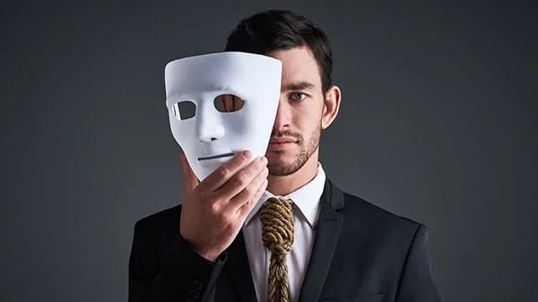 7 علامات تدل أنك تتعامل مع شخصية نرجسية: احذر الثالثة!