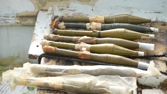 فيديو.. البحرية اليمنية تضبط شحنة أسلحة في البحر الأحمر