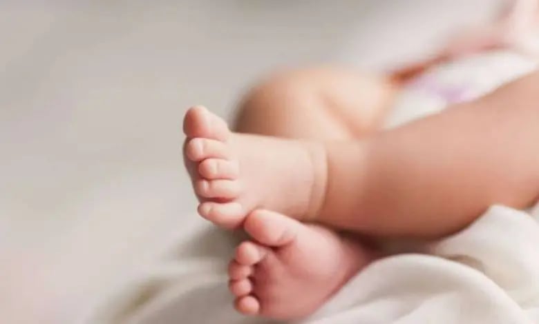 تحت تأثير المخدرات .. أم تُنهي حياة رضيعها بطعنات قاتلة