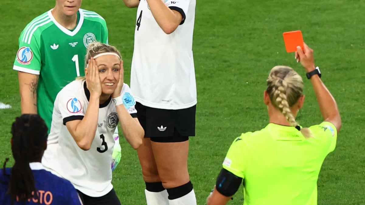 طرد لاعبة منتخب ألمانيا بسبب واقعة غريبة.. فيديو