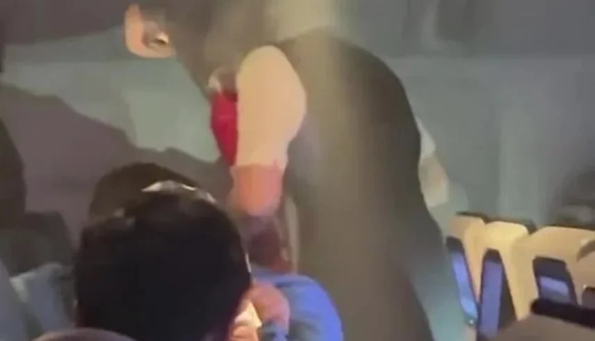 فيديو.. شاحن كهربائى يشتعل على متن رحلة جوية ويثير الذعر