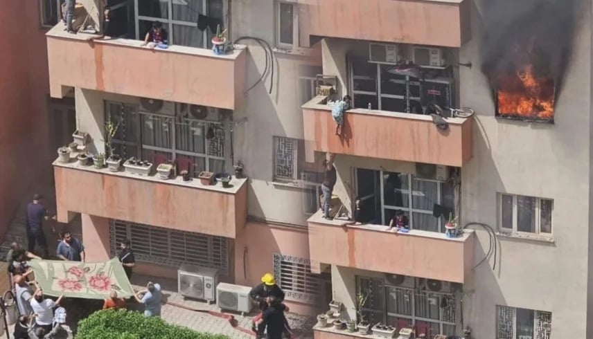 فيديو مرعب.. أطفال يقفزون من مبنى مشتعل