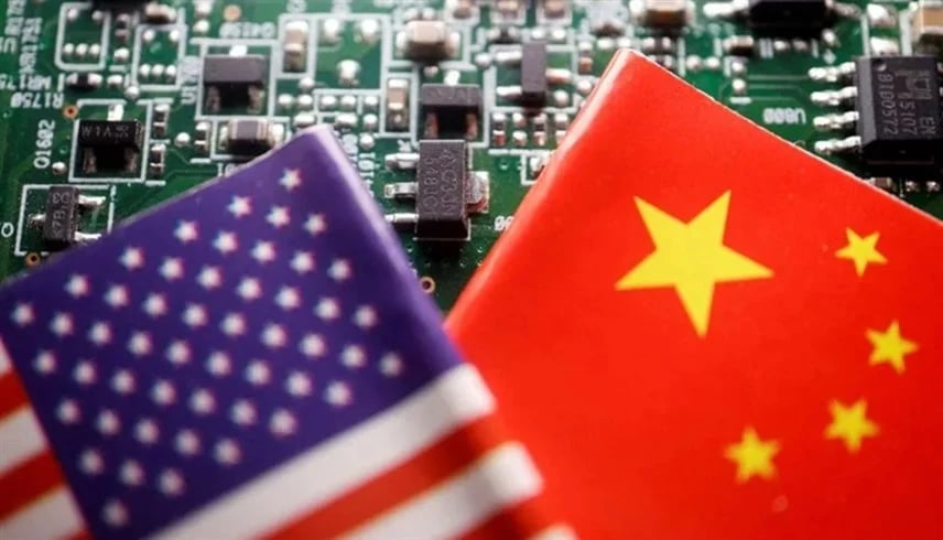 "إمبراطورية المراقبة".. الصين تصف أمريكا بعد زرع أجهزة تتبع بشحنات الرقائق