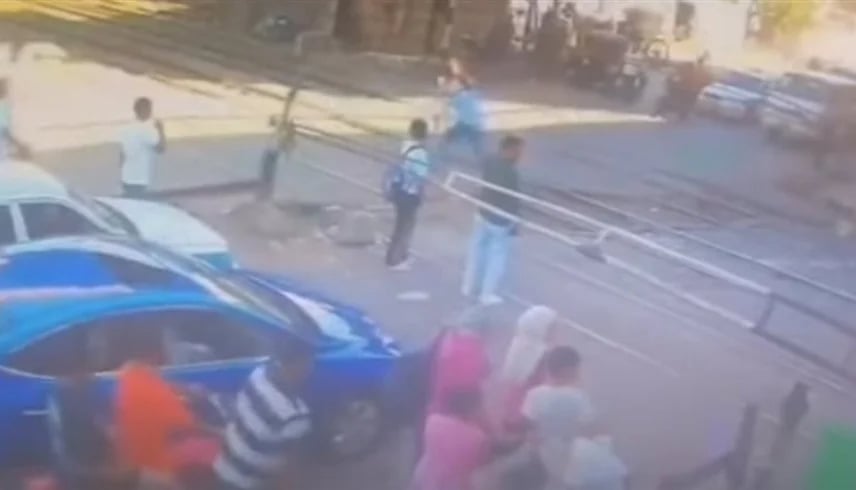 مشهد بطولي لعامل ينقذ شاباً من الدهس أسفل القطار