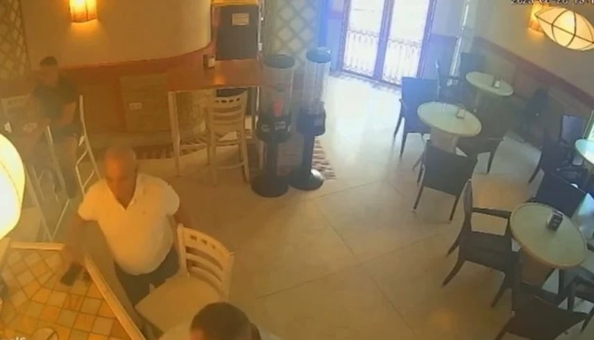 فيديو صادم.. زبون غاضب يحرق مقهى بعد نفاد المايونيز!