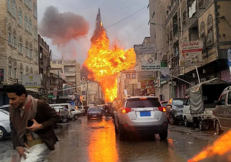 غارة استهدفت جلسة حكومية... والحوثيون يؤكدون اغتيال الرئيس وعدد من الوزراء