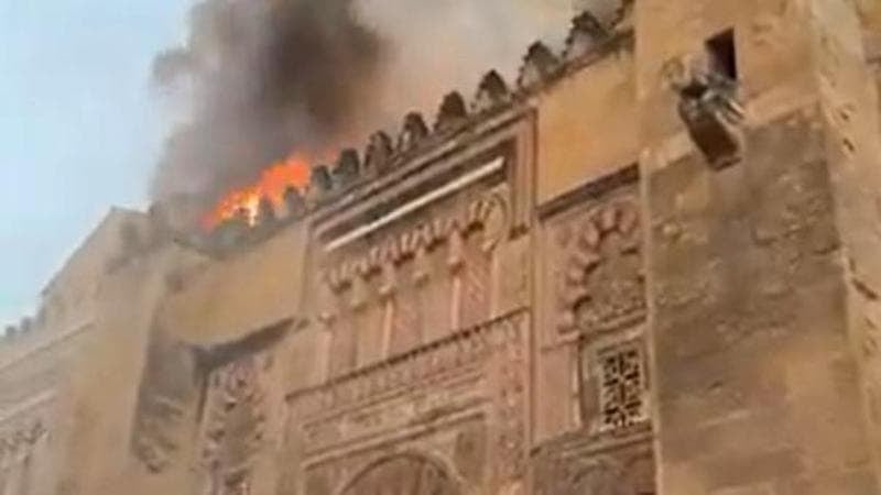 حريق ضخم يلتهم كاتدرائية قرطبة التاريخية في إسبانيا (فيديو)