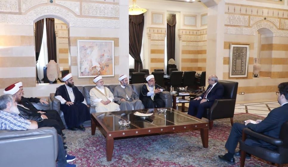 سلام بحث مع زواره شؤونا عامة