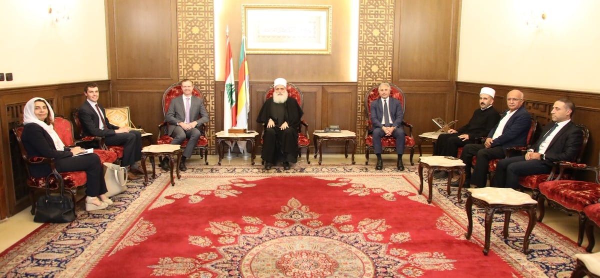 وفد من السفارة الأميركية يبحث أوضاع السويداء الانسانية مع شيخ العقل