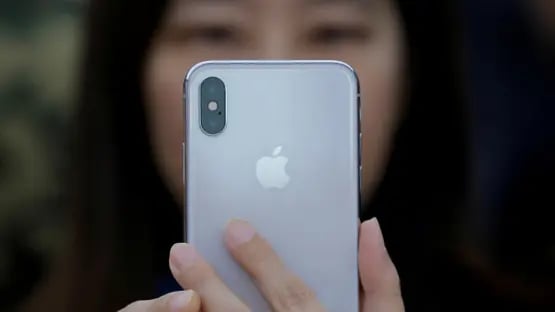 صورة جديدة تُظهر مدى نحافة بطارية "iPhone 17 Air" المقبل